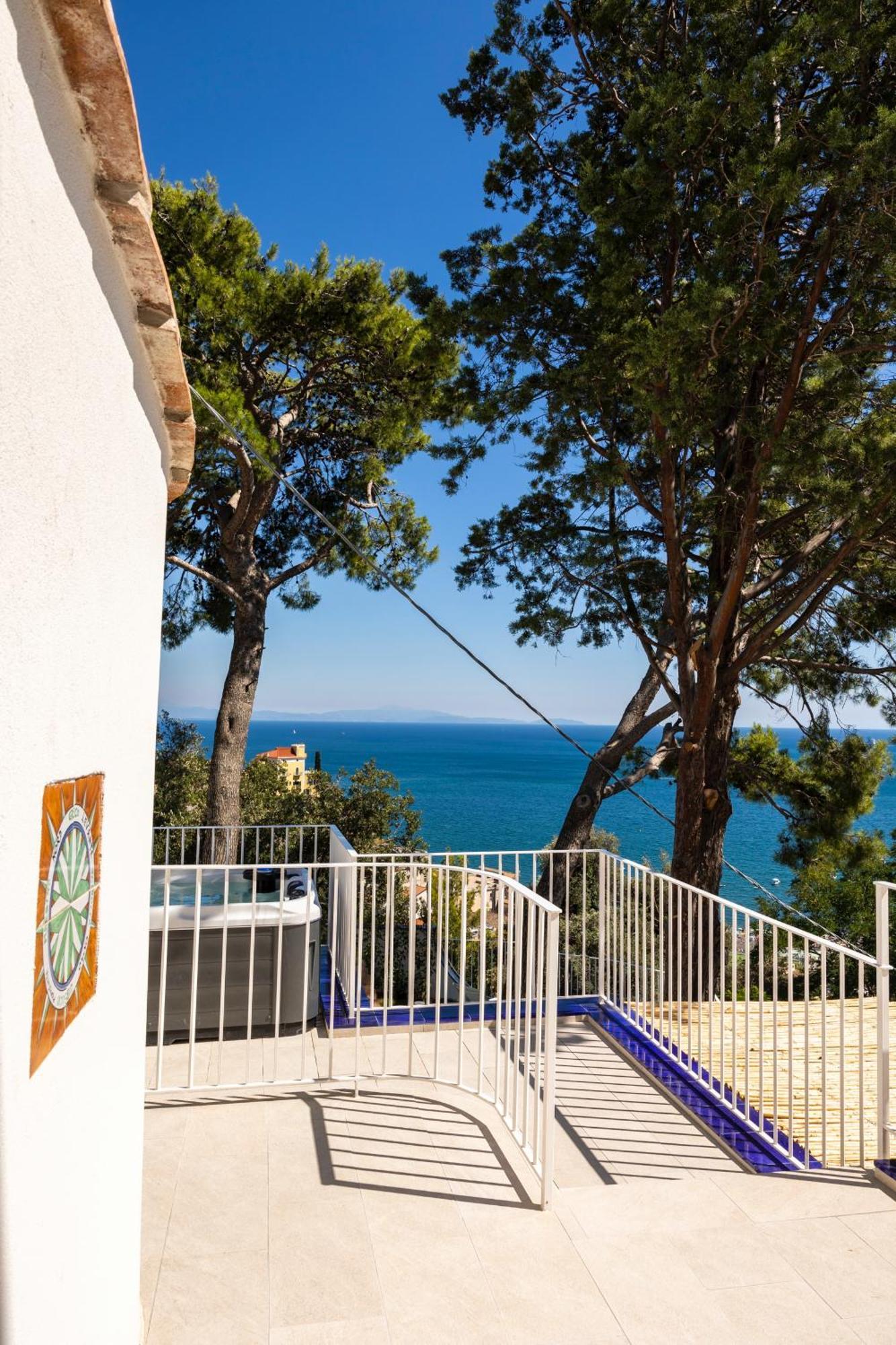 Vietri Decori Suites Amalfi Coast - Free Parking חדר תמונה